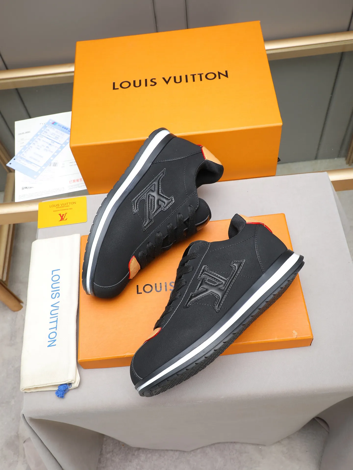PP560 LV Louis Vuitton L Jialu Brand Runner Tatic Series Thick-soled Casual Sports Shoes Running Shoes Original purchase, development and production This LV Runner Tatic sports shoe combines technical materials such as mesh fabric and ribbons to interpret the inspiration of traditional mountaineering shoes. LV letters are written on one side, the lariat buckle of the quick lacing system is embellished with Monogram flowers and Louis Vuitton logos, and the light and wear-resistant rubber outsole completes the whole. ▪️Fabric: Original imported cowhide + mesh ▪️Inner lining: Original customized breathable mesh ▪️Sole: Original open-molded anti-slip rubber combination material ▪️Size: Men's 38-44 (customized for 45 and 46)